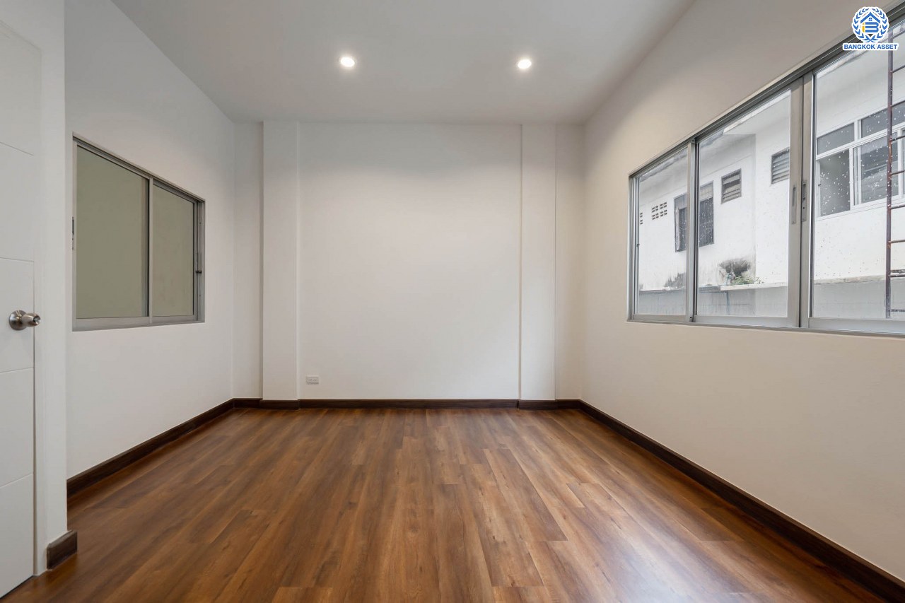 บ้านมือสองตกแต่งใหม่ ม.ไชน่าทาวน์ รามอินทรา เนื้อที่ 21 ตร.ว. ฟังก์ชัน 3 ห้องนอน 3 ห้องน้ำ จอดรถได้ 1 คัน สภาพแวดล้อมเยี่ยม เชื่อมต่อ ถ.ลาดปลาเค้า, ถ.เกษตร-นวมินทร์, ถ.รามอินทรา รถไฟฟ้าสายสีเขียว "สถานีเสนานิคม" และทางด่วน "ฉลองรัช"